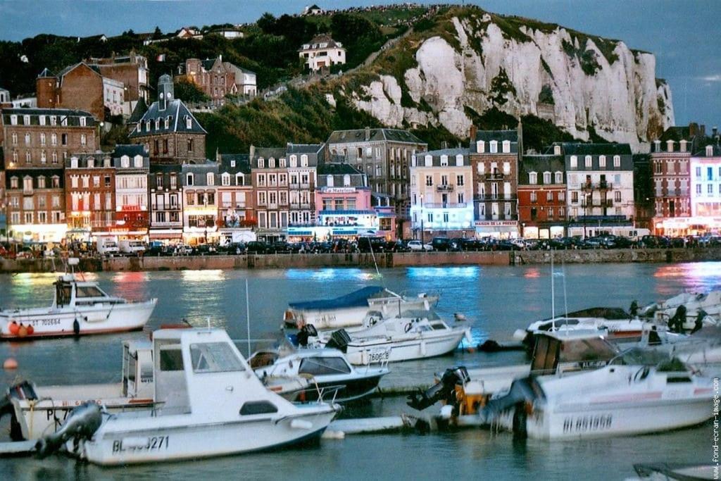 Logement A Deux Pas De La Plage Et Des Commerces Le Tréport Exterior photo
